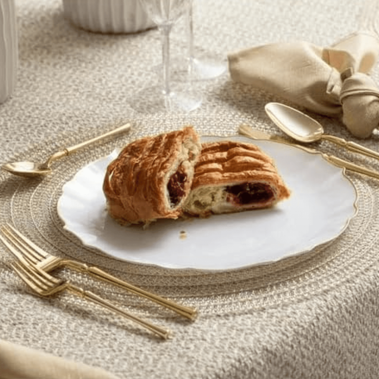 Luxe 7.5" White With Gold Rim Plastic Heavyweight Dessert Plates VeZee